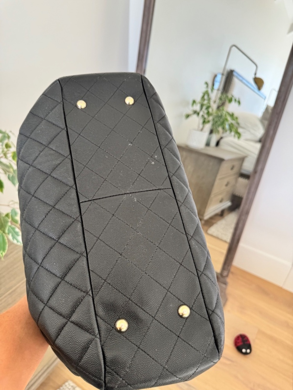 Classic Chanel GST in black quilted caviar leather with gold-tone hardware - Picture 3 of 5